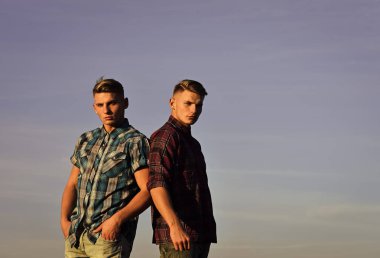 İkizler adam günbatımı mavi gökyüzü, uzay kopyalayın. İkiz kardeşler adam açık, ilişkiler.