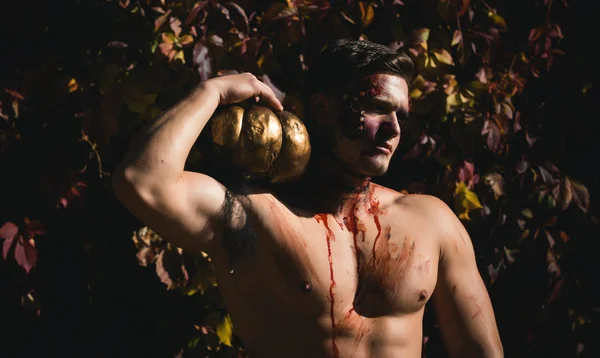 Člověk Halloween s gold tradiční dýně. — Stock fotografie