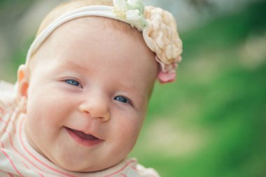 Gülümseyen mutlu küçük bebek. Mutlu yeni doğmuş bebek. Sevimli küçük kız gülümseme. Anne baba zaman. Mutlu çocukluk ve ebeveynlik. Gülüşün bizim gülümseme var. Hiç yok kurallar ebeveynlik hakkında olan bu