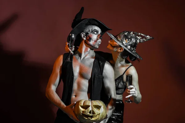 Pareja de Halloween enamorada de la calabaza y la copa de vino . — Foto de Stock