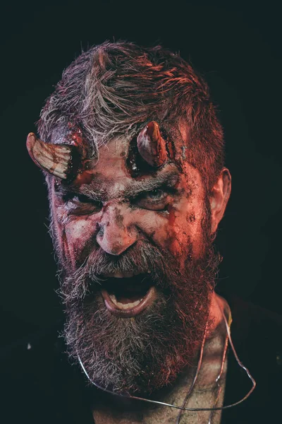 Halloween demon shout met bloedige hoorns op hoofd — Stockfoto