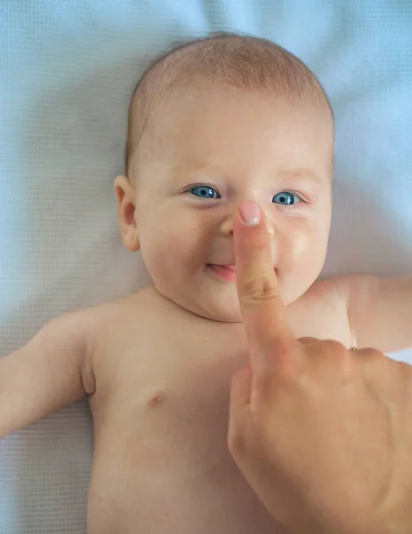 Εγκυκλοπαίδεια της ευτυχισμένη μητρότητα. Νεογέννητο μωρό χαμογελά ευτυχισμένη. Νεογέννητο κοριτσάκι ή αγόρι. Ευτυχής η μητρότητα και η παιδική ηλικία. Παιδική εγκυκλοπαίδεια. Δαπάνες ξένοιαστη εποχή — Φωτογραφία Αρχείου