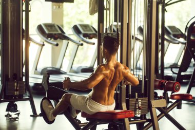 kaslı adam spor salonunda eğitim