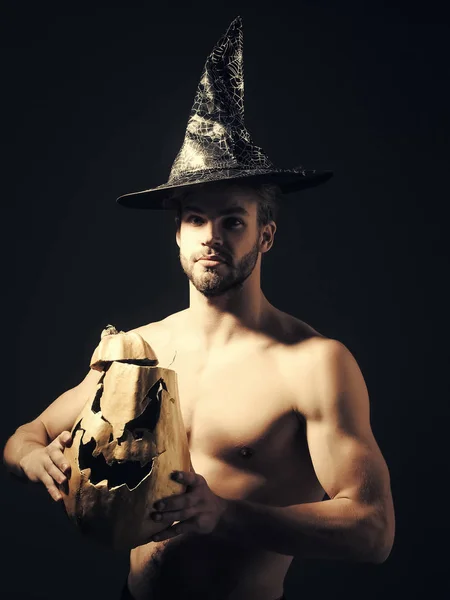 Macho Halloween avec torse musculaire, biceps, triceps tenant la citrouille — Photo