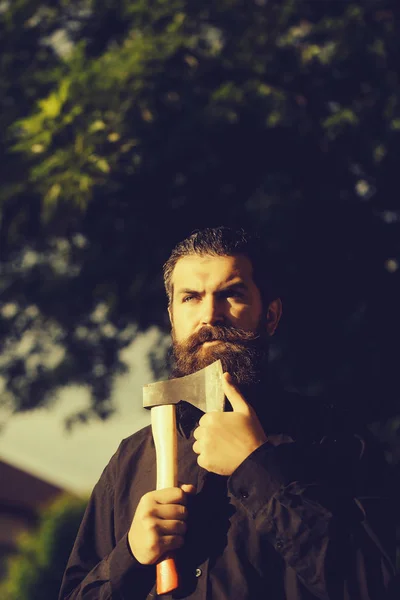 Красивый Бородатый Молодой Человек Хипстер Длинной Бородой Усами Имеет Стильные — стоковое фото