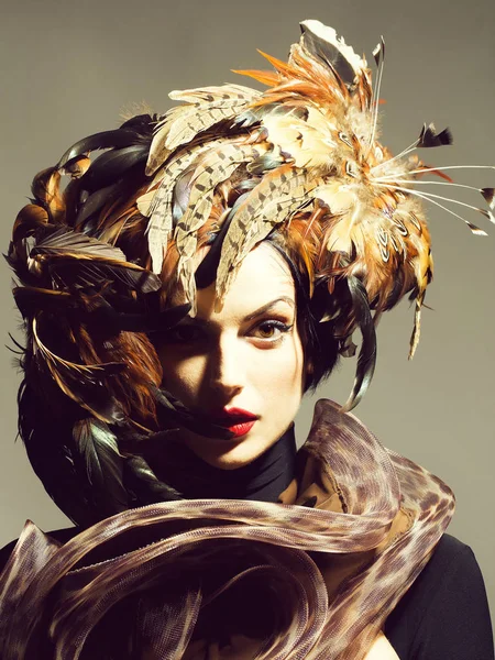 Ganska sexig kvinna i feather hat — Stockfoto