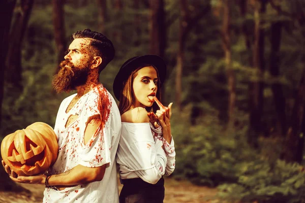 Halloween pareja con calabaza y sangre — Foto de Stock