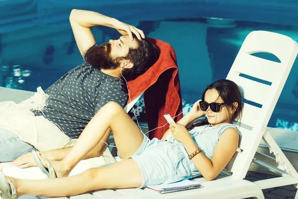 Menina pequena feliz e homem na piscina — Fotografia de Stock