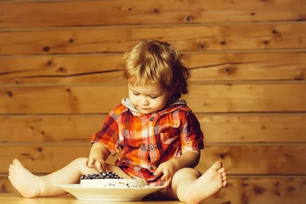 Cute boy eats cake — Stock Photo, Image