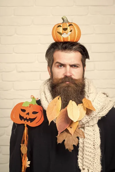 Hombre de Halloween con calabazas en la cabeza y el hombro — Foto de Stock