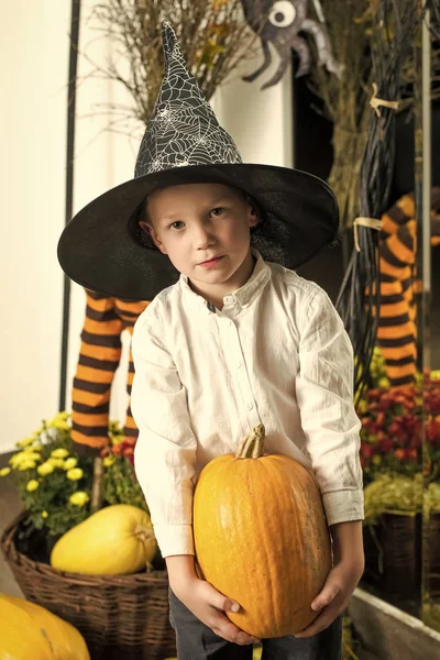 Halloween enfant avec visage heureux . — Photo