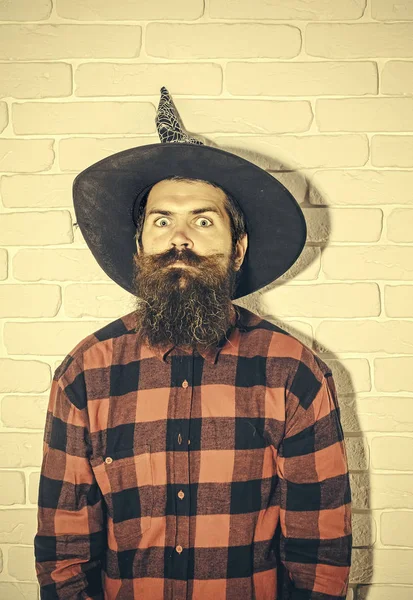 Halloween mężczyznę z długą brodę i zaskoczony, zdziwiony — Zdjęcie stockowe