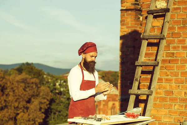 Homem cozinheiro com rolo de rolo — Fotografia de Stock