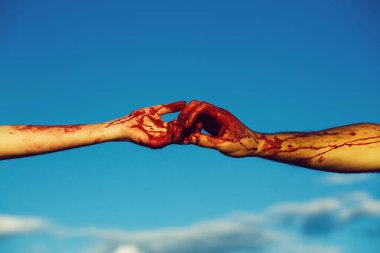 Mavi gökyüzü kırmızı kanlı kanlı zombi eller