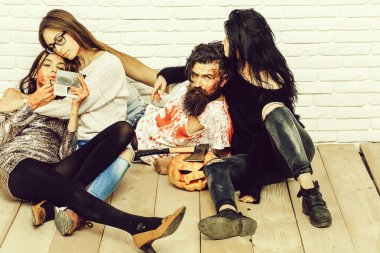 Zombi insanlar Cadılar Bayramı için hazır