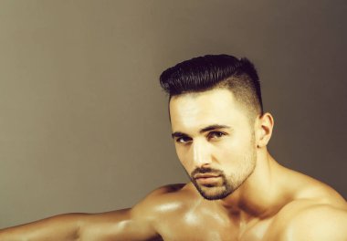 Yakışıklı adam veya kas maço