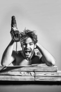 genç yakışıklı maço erkek gülümseyen Oluşturucu ile seksi atletik güçlü beden turuncu baret güçlü elleri veya yumruk yakınındaki kask tutar kas gördüm ve ahşap plakalar, kopya alanı sakallı