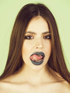 siyah kız moda makyaj, diş telleri üzerinde dişleri