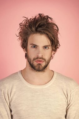 İç çamaşırı dağınık saçlı adam.