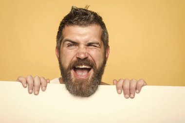 Hipster mutlu yüz ile tutun kağıt.