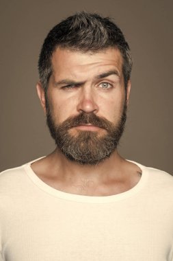 Adam ya da gri arka plan üzerinde sakallı adam.