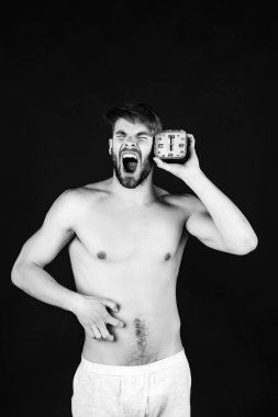 çalar saat ile el esneme adam