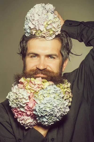 Bebaarde man met bloemen van de hortensia — Stockfoto