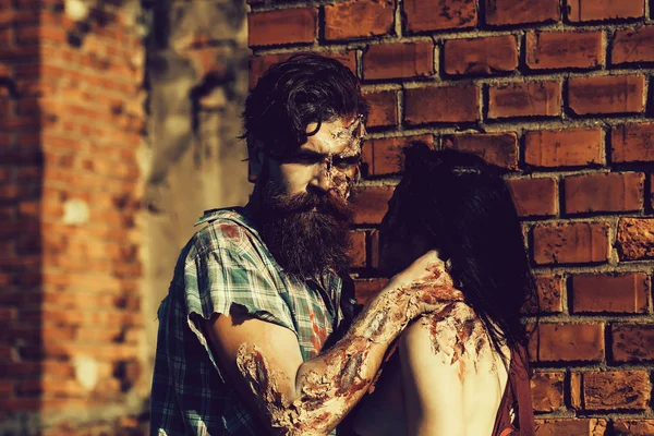 Muž zombie a strašidelné dívka — Stock fotografie