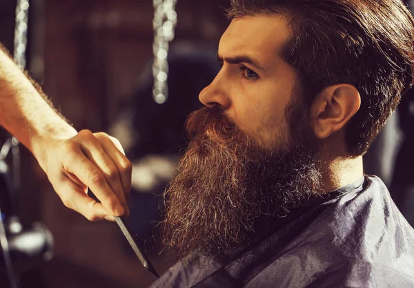 Schöner bärtiger Mann im Friseurladen — Stockfoto