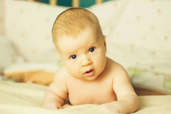 Fiú baba pocakját megállapításáról — Stock Fotó