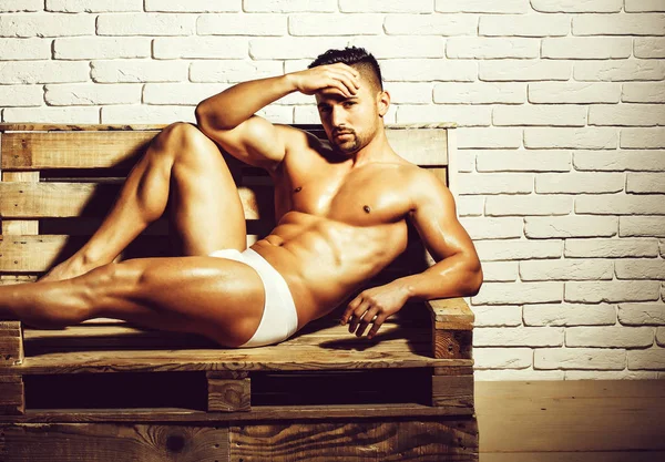 Yakışıklı kaslı adam ahşap Bank