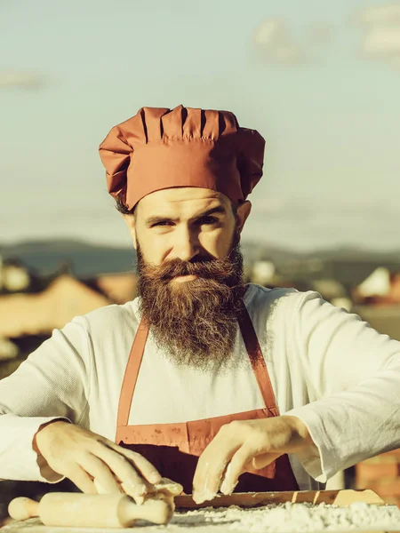 Homem cozinheiro com rolo de rolo — Fotografia de Stock