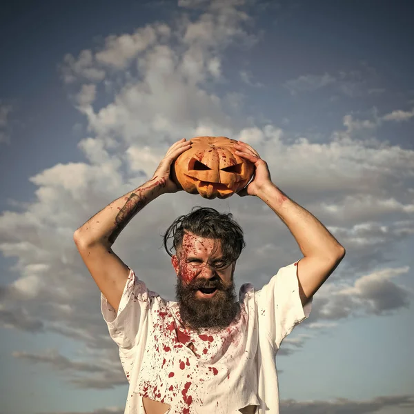 Halloween soldato in sanguinosa maglietta strappata con jack o lanterna — Foto Stock