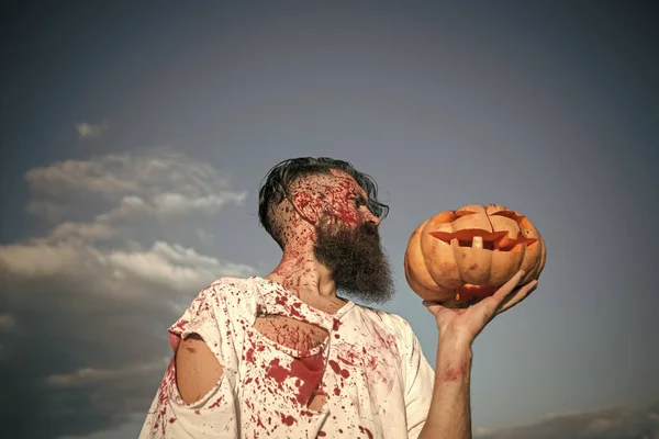 Halloween hipster tenendo la zucca in mano — Foto Stock