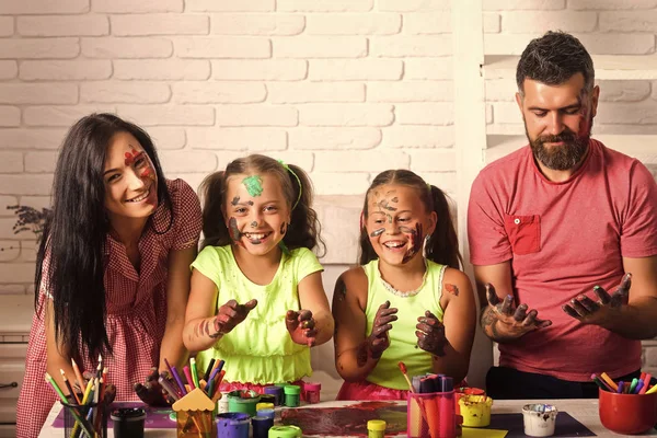 Rodiny s úsměvem rukama barevné v nátěrových hmotách — Stock fotografie