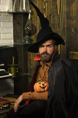 Cadılar Bayramı erkekte cadı şapka ve pelerin