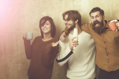 arkadaşları eğlenmek ve şişe ve bardak yoğurt içmek