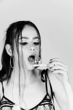 Kabarcık üfleyici el moda modeli.