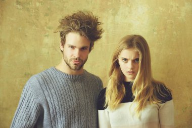 ciddi erkek ve kadın açık ağız, genç bir çift ile