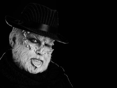 Adam ya da uzaylı beyaz göz kırptı