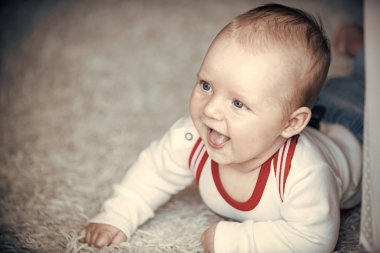 Mavi gözlü gülümseme katta evde yeni doğan bebek