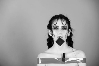 uzun, dalgalı saçlı, güzel model saç modeli ile esmer kız