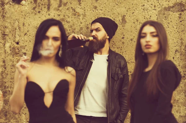 Mujer fumando cigarrillo con amigos —  Fotos de Stock