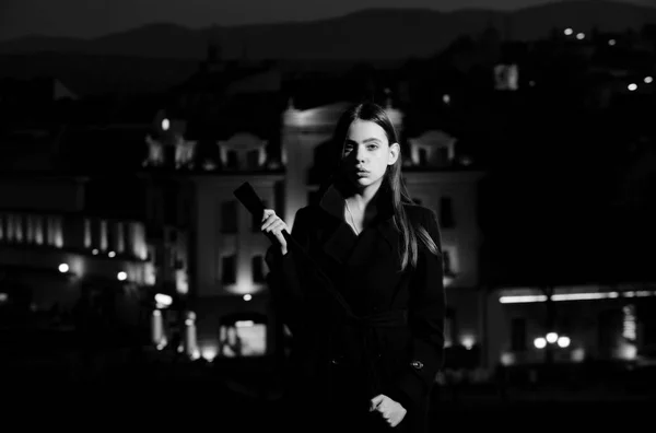 Жінка у світлі вуличних ліхтарів, дівчина в нічному місті — стокове фото