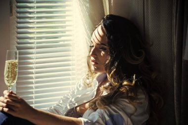 Kız seksi sutyen, moda giysiler içinde şarap ile