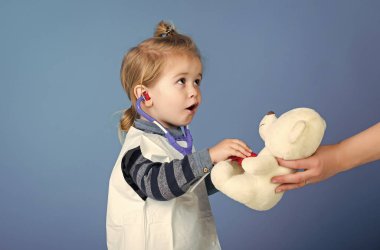 Çocuk anne elinde oyuncak ayı ile hayvan hastalıklarıyla ilgili Çal