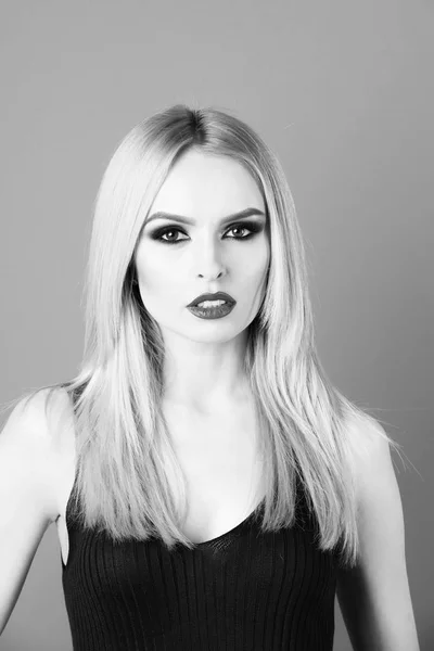 Mooie vrouw met blond haar, mode make-up en rode lippen — Stockfoto