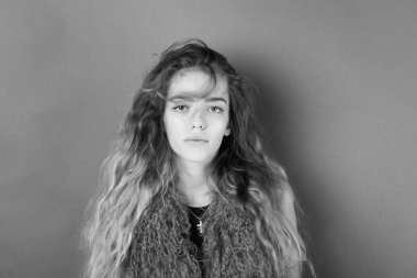 pembe boa içinde doğal sarışın, uzun saçlı kadın