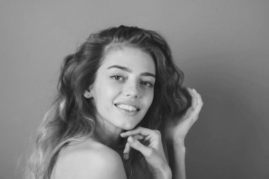 saçlı kadın mutlu gülümseyen yüz ve moda, makyaj