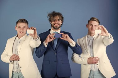 Mutlu adamlar resmi takım elbise giyen